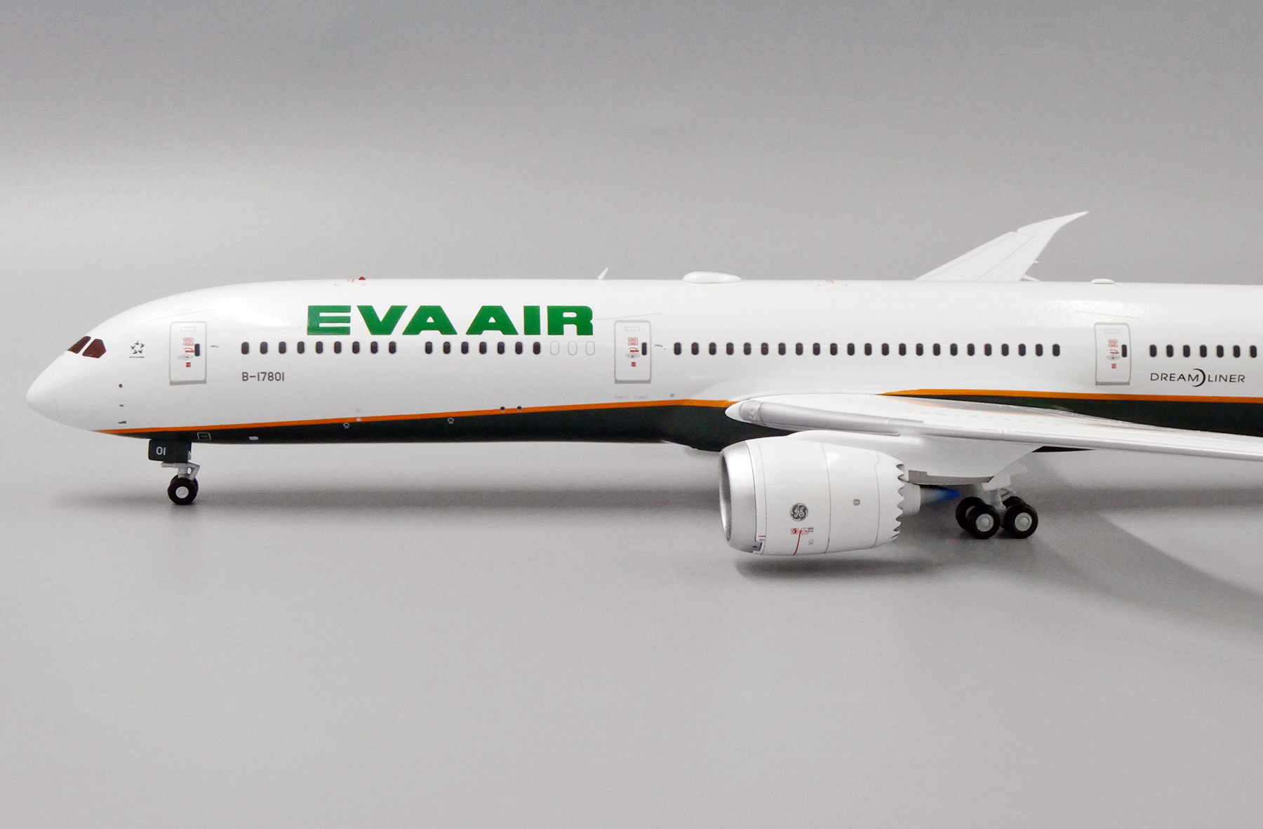 もっと値下)希少 EVA エバー 航空 787-9 模型 1/200モデル - 航空機